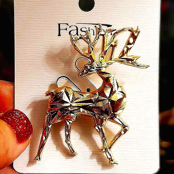 Three dimensional goldtone deer brooch. - Picture 2 of 4
